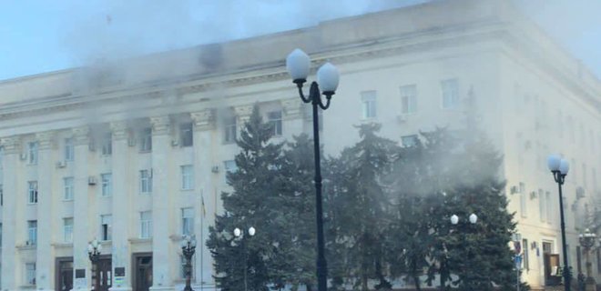 Армия России ударила из РСЗО по зданию Херсонской ОВА, есть разрушения — фото - Фото