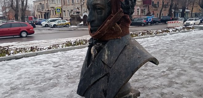 В Днепре демонтировали памятник Пушкину – видео, фото - Фото