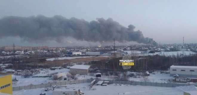 В российском Новосибирске горит склад. Очевидцы сообщали о взрывах – видео - Фото