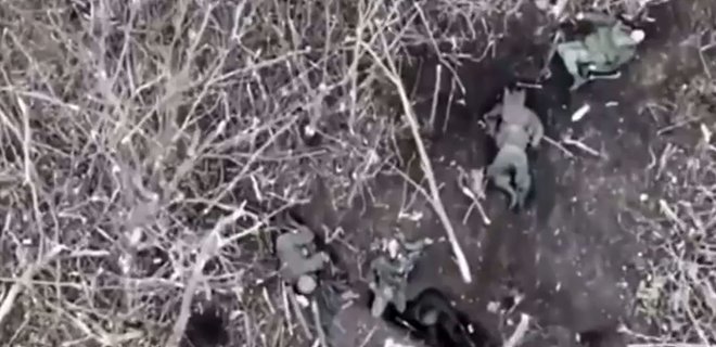Дрон ЗСУ підірвав окупанта в окопі та зняв, як той добив себе гранатою – відео 18+ - Фото
