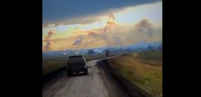 Авиация, военная техника, небо в огне: Минобороны показало видео дороги к Бахмуту - Фото