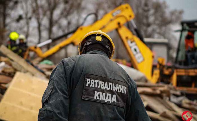 Последствия падения обломков российской ракеты в Киеве: фоторепортаж