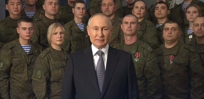 Путин записал новогоднее обращение на фоне военных: жаловался на Запад и 