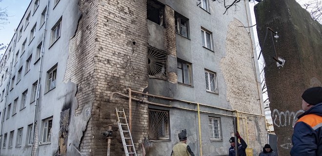 Россияне ударили по центру Херсона. Попали в жилой дом, погиб 20-летний мужчина — ОВА - Фото