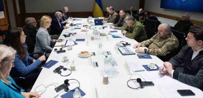 Брифінг Єрмака з американськими сенаторами: РФ створює угруповання для наступальних дій - Фото