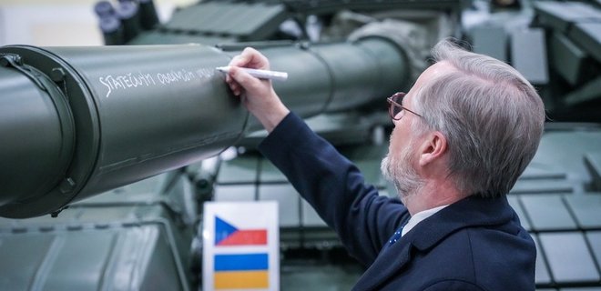 Чехия готовит новую партию танков Т-72 для Украины, один из них – с автографом премьера - Фото
