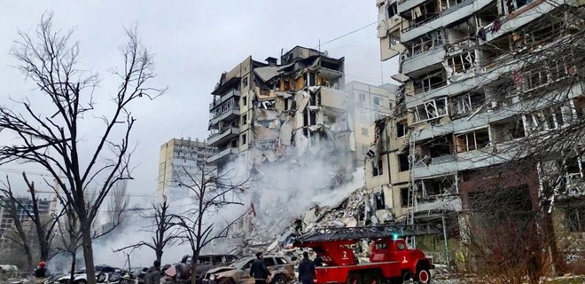 Россияне ударили по девятиэтажке в Днепре 