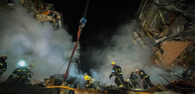 Зеленский: В Днепре 25 погибших, 39 человек найдены под завалами, боремся за каждую жизнь - Фото