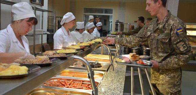 ZN.ua: Міноборони закуповує їжу для військових у рази дорожче за магазинну. У Раді відреагували - Фото