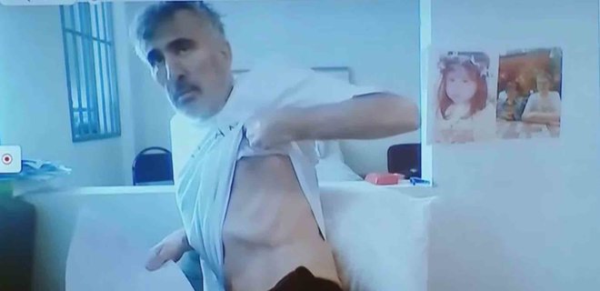 Видео из больницы в Тбилиси в суде прервали, едва Саакашвили показал истощенное тело - Фото