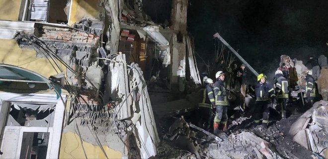 Ракетный удар россиян по Краматорску. Из-под завалов дома достали тела трех погибших - Фото