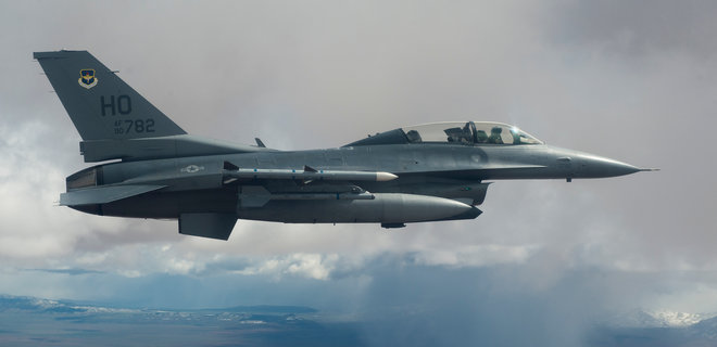 Дания начала обучать украинских пилотов на F-16. В 2025-м страна заменит самолеты на F-35 - Фото
