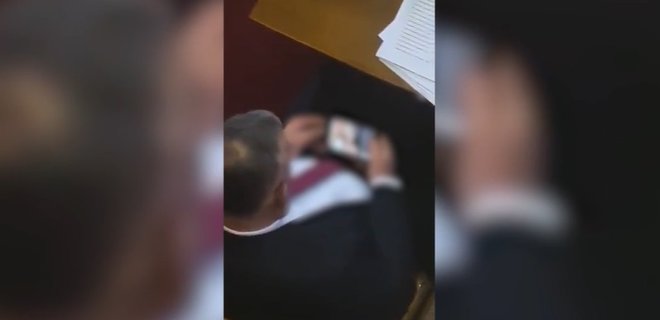 В Сербии депутата застали за просмотром порно во время дебатов по Косово и речи Вучича - Фото