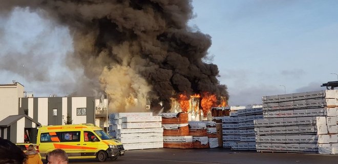 В Латвии загорелся крупнейший в стране завод по производству дронов – видео - Фото