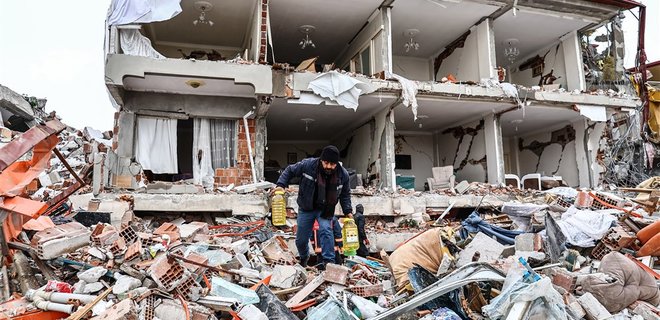 От землетрясения в Турции и Сирии погибли не менее 12 000 человек  - Фото