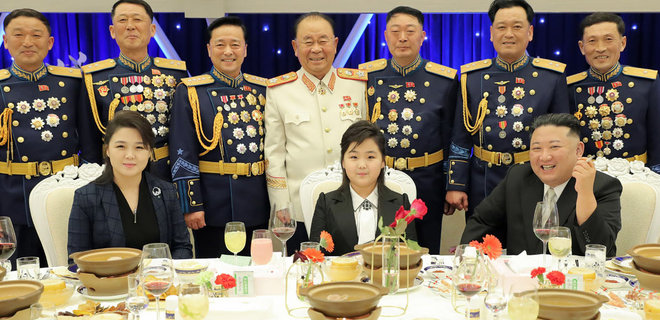 Ким привел дочь на армейское торжество в Пхеньяне, генералы вскричали 