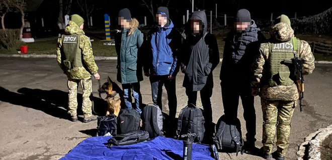 Четверо чоловіків намагались відплисти з України на надувному матраці, їх взяли прикордонники - Фото