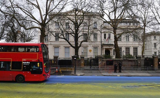 Фото: Перед посольством России в Лондоне – асфальт в цветах флага Украины