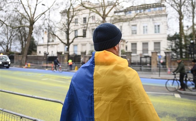Фото: Перед посольством Росії у Лондоні – асфальт у кольорах прапора України