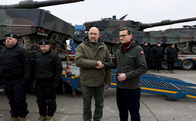 Первые танки Leopard 2 в Украине. Резников и Шмыгаль заглянули в люки – фото