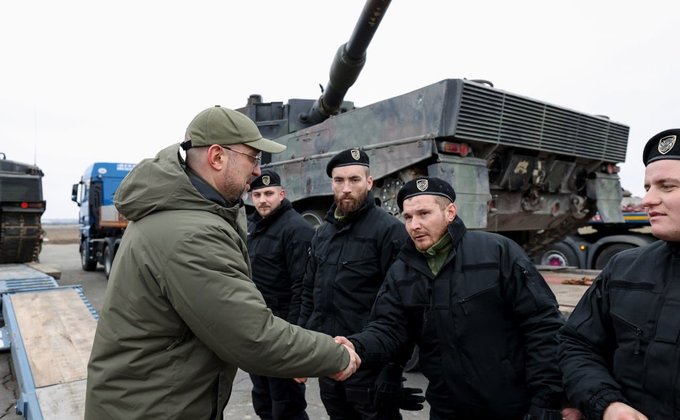Первые танки Leopard 2 в Украине. Резников и Шмыгаль заглянули в люки – фото