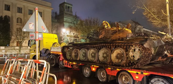 Под посольство РФ в Берлине в 04:00 привезли подбитый российский танк Т-72 – фото, видео - Фото