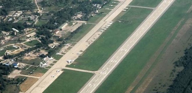 Білоруські Telegram-канали пишуть про вибухи на аеродромі Мачулищі: нібито пошкоджено літак - Фото