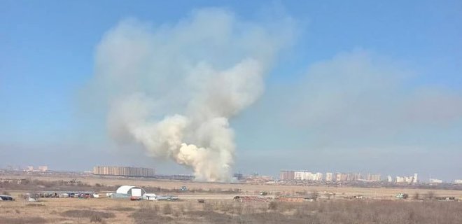 В Краснодаре пожар в районе авиаучилища и звуки взрывов, власти говорят – горит трава - Фото
