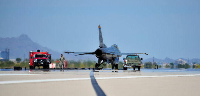 Українські військові прибули до США для оцінки навичок пілотування бойових літаків - NBC - Фото