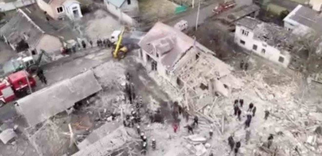 Россия ударила ракетой по жилым домам во Львовской области, есть жертвы: видео последствий - Фото