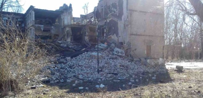 Оккупанты обстреляли ракетами школу в Авдеевке: погибла местная жительница - Фото