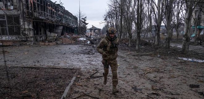 ГШ: В Бахмуте идут позиционные бои, РФ хочет отрезать город, атакует под Донецком — карта - Фото