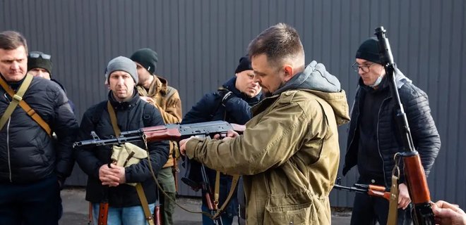 500 жителей Днепропетровской области не сдали оружие, выданное им в начале 2022-го - Фото