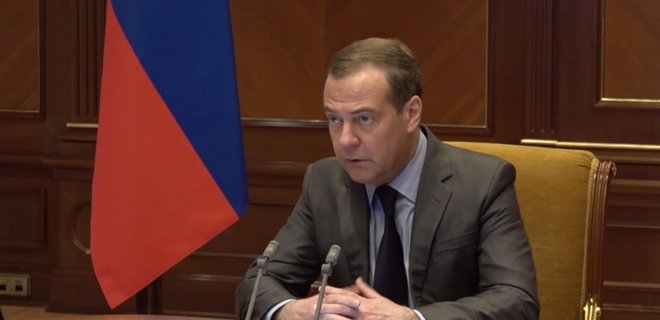 Медведев пугает МУС ракетным ударом за ордер на арест Путина. В Гааге отреагировали - Фото