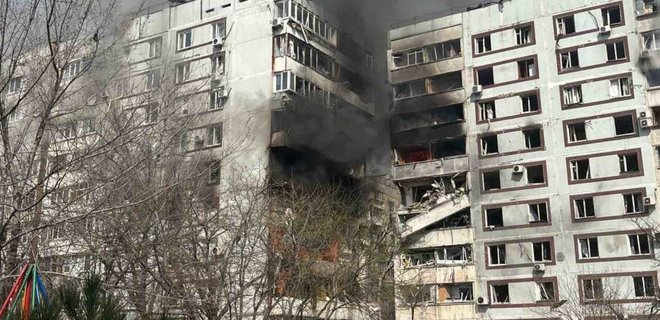Появилось видео момента ракетного удара россиян по многоэтажке в Запорожье - Фото