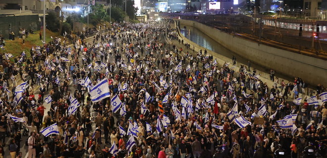 В Израиле вспыхнули многочисленные протесты. Блокируют дороги, есть столкновения — видео - Фото