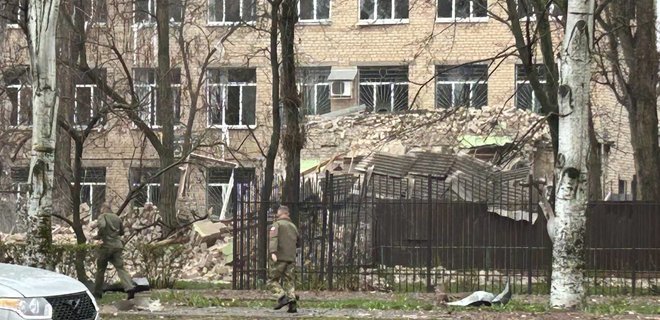 В Мелитополе прозвучали взрывы. Пишут о разрушении нескольких зданий с оккупантами – фото - Фото