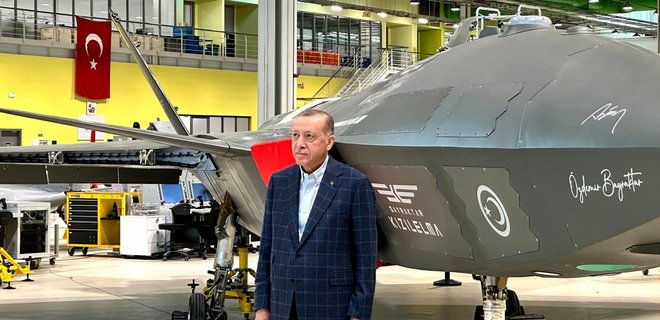 Туреччина показала новий дрон Bayraktar TB3, Ердоган прийшов подивитися на потужний Kizilelma – фото - Фото