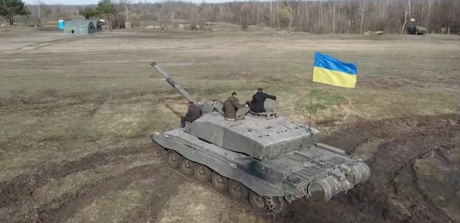 Резников показал, как танки Challenger 2 катаются по Украине. Скоро на фронт – видео - Фото
