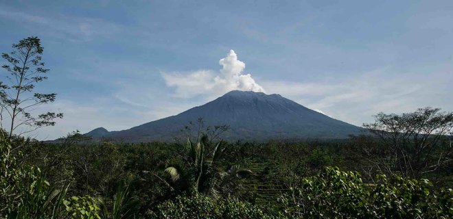 Россиянин осквернил священную гору на Бали. Его депортируют - Фото