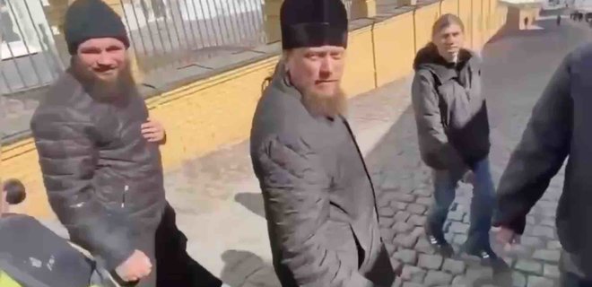 На территории Лавры священник УПЦ МП толкнул журналистку и повредил камеру – видео - Фото
