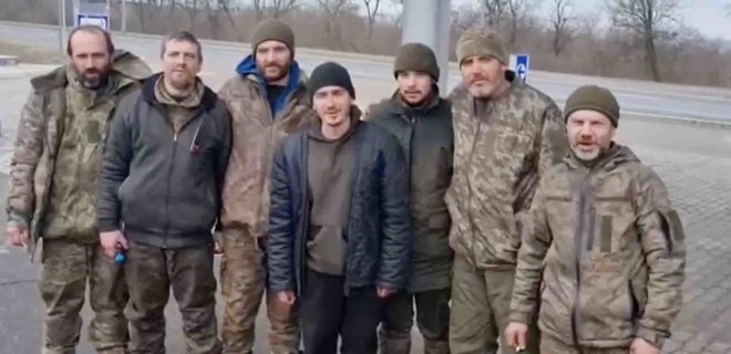 Из плена вернулись еще 12 украинцев, среди них пятеро тяжелораненых – фото, видео - Фото