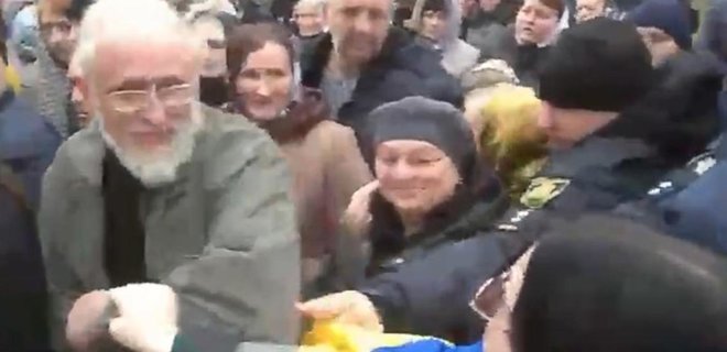 На Житомирщині місцеві звинувачують священника УПЦ МП у побитті дитини, відкрито справу – відео - Фото