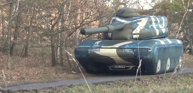 Сын производителя фальшивых целей для армии России надувает танки для Украины и НАТО - Фото