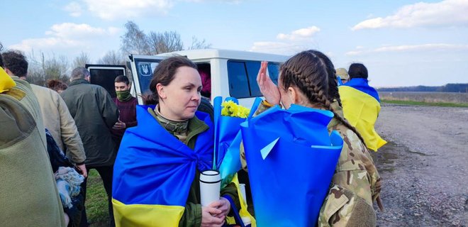 В Украину из плена РФ вернулись 100 военных: почти половина с ранениями или болезнями - Фото