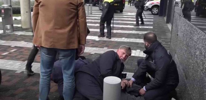 У Нідерландах охоронці Макрона скрутили двох чоловіків: відео - Фото
