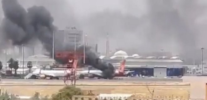 Спроба перевороту в Судані. В аеропорту горить український літак – відео - Фото