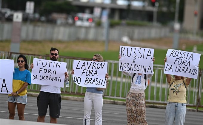 "Гаага чекає на тебе", "Росія – вбивця". Як Лаврова зустрічали активісти у Бразилії: фото