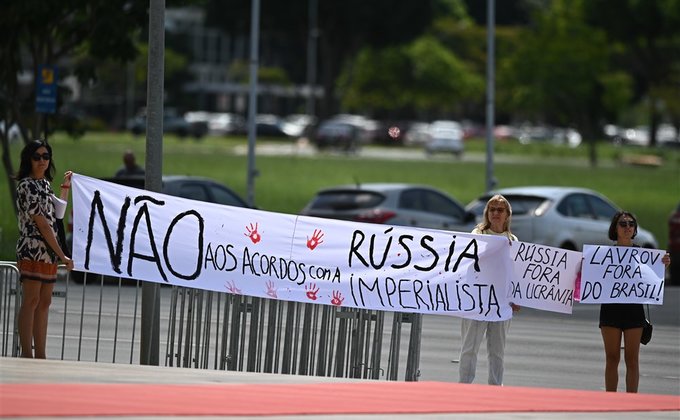 "Гаага чекає на тебе", "Росія – вбивця". Як Лаврова зустрічали активісти у Бразилії: фото