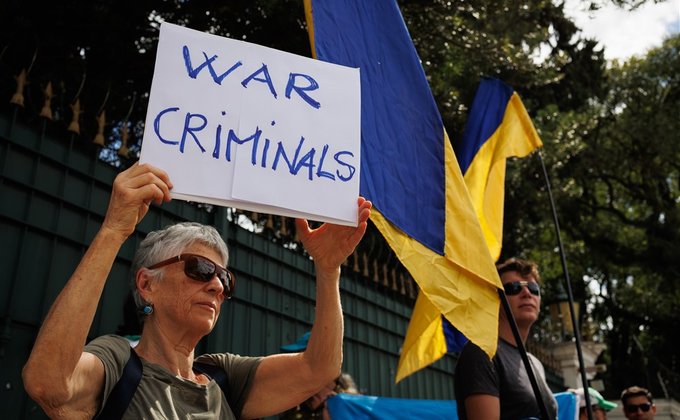 "Гаага ждет тебя", "Россия – убийца". Как Лаврова встречали активисты в Бразилии: фото